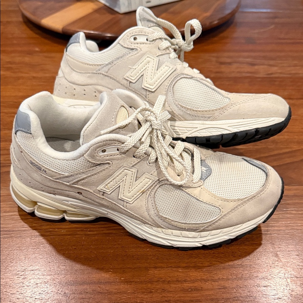 New Balance Beige and White Running Shoes, size 8 (men’s 6.5) EU 39.5